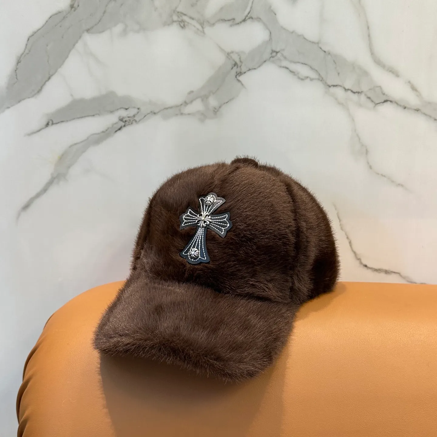 P66 Crow Heart's new autumn and winter baseball cap. It is full of autumn and winter atmosphere. The quality is great. The deepening of the hat shape makes it more elegant. It is very nice for both men and women. It is a classic among classics. It goes well with daily wear. Casual and fashionable.